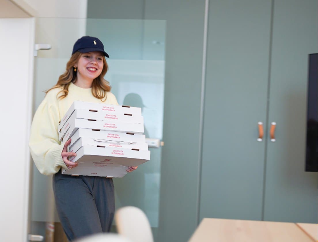 Coworkerin bringt Pizza für alle